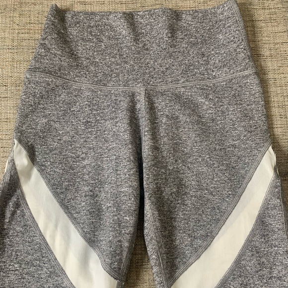 💫HP‼️💫 NWOT AERIE Chill Play Move Leggings w/Mesh Detail in Gray/White, Size XS - Picture 4 of 6